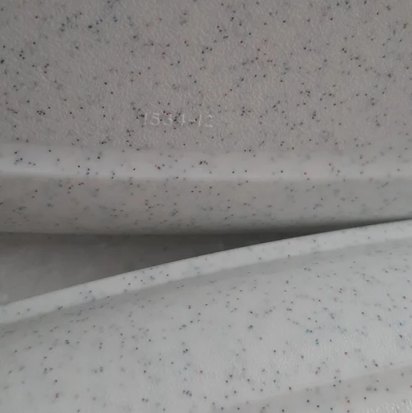 Tupperware Set of Square White Plates - Picture 5 of 12